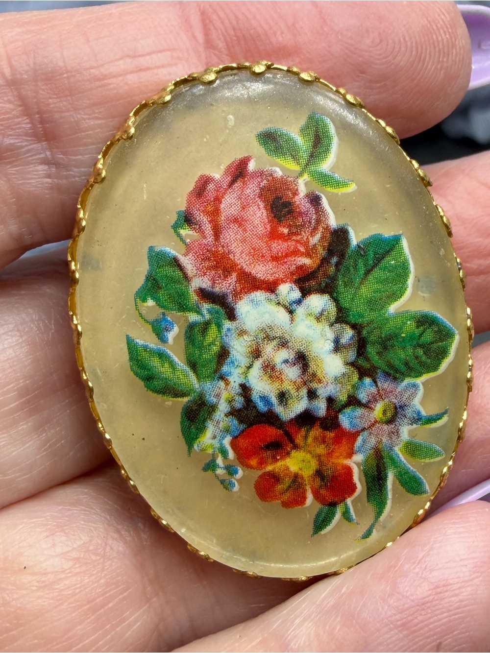 Vintage Resin Scarf Clip in Cream with Floral motif